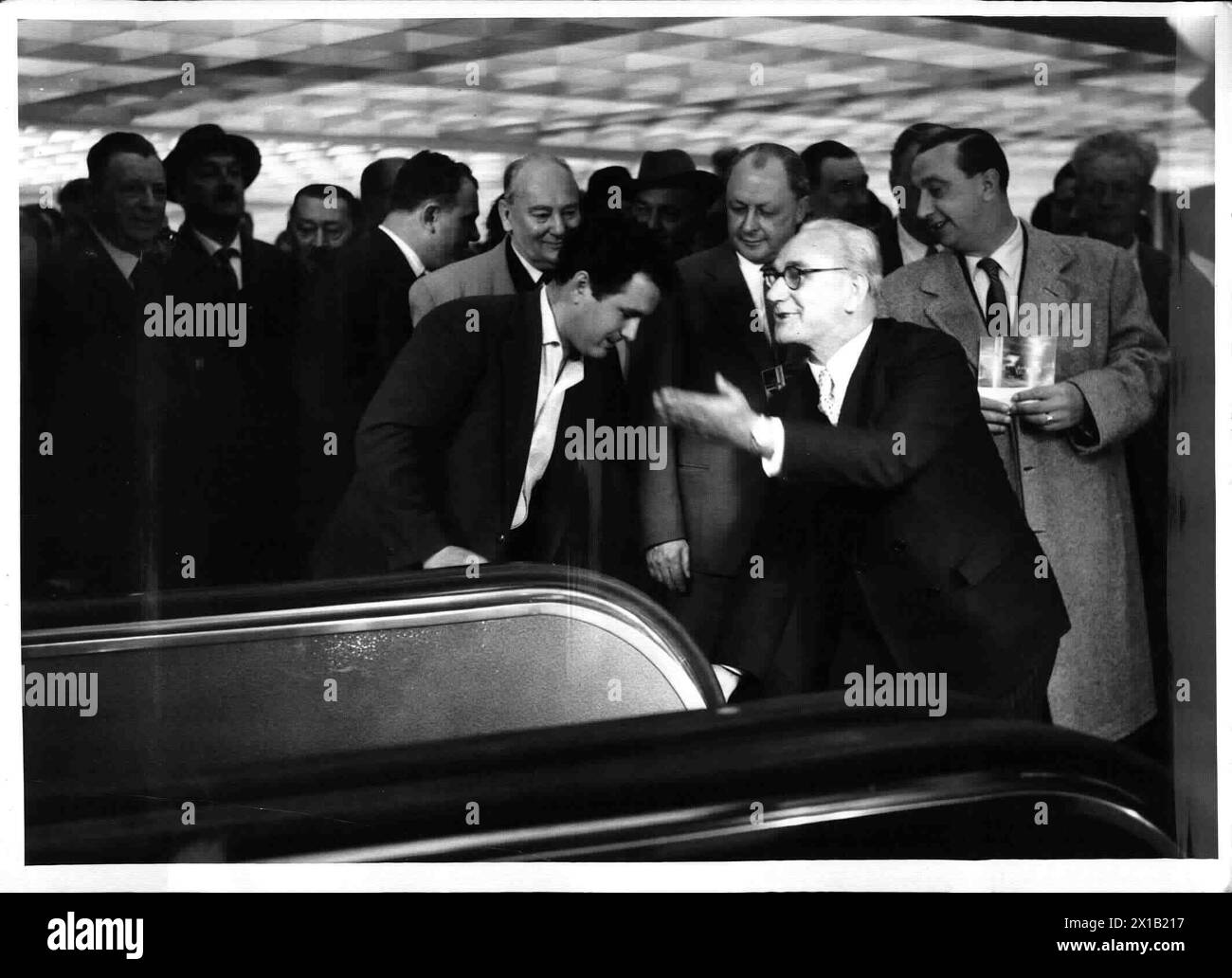 Bürgermeister Jonas übergibt den Suedtirolerplatz (Suedtiroler Platz) den Transport, Jonas steht an einer Treppe, Umgebung einer Menschenmenge, 08.05.1959 - 19590508 PD0003 - Rechteinfo: Rights Managed (RM) Stockfoto