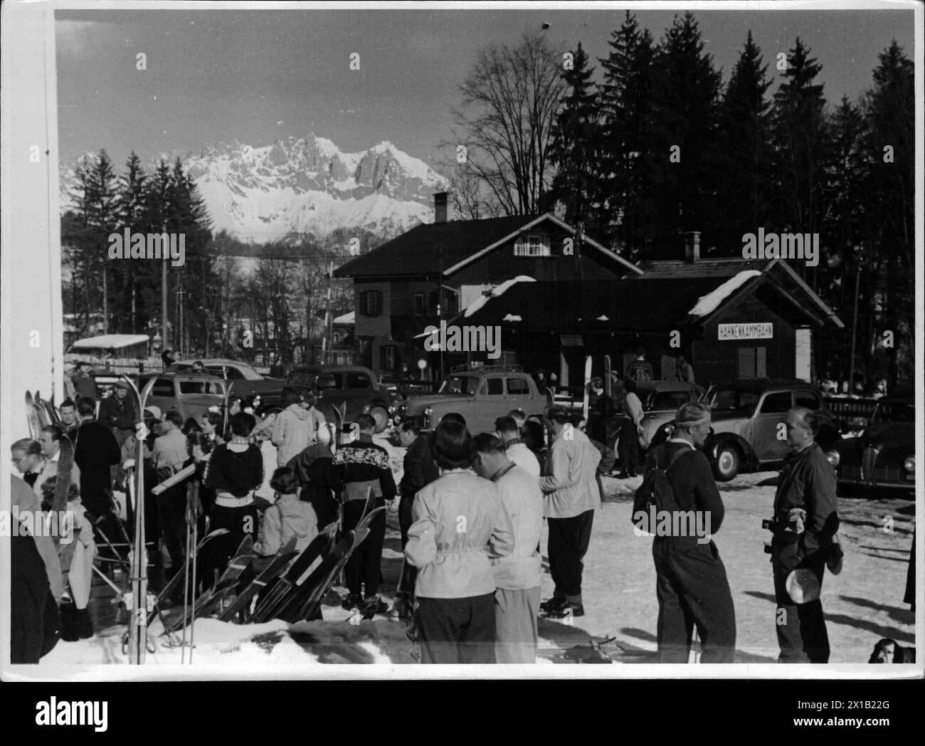 Hahnenkammbahn, Skitouristen an der Talstation der Hahnenkammbahn. Color copy., 01.02.1959 - 19590201 PD0017 - Rechteinfo: Rights Managed (RM) Stockfoto