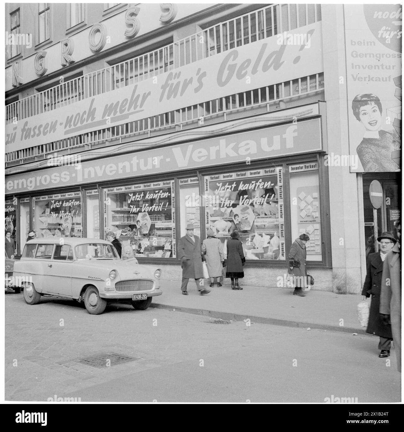 Ausverkauf bei Gerngross, Unterschrift 'Ausverkauf, Inventurverkauf, jetzt kaufen, ihr Vorteil, kaum zu fassen - noch mehr fürs Geld!", Before IT Street Scene on the Street, One parked Car, 1960 - 19600101 PD4833 - Rechteinfo: Rights Managed (RM) Stockfoto