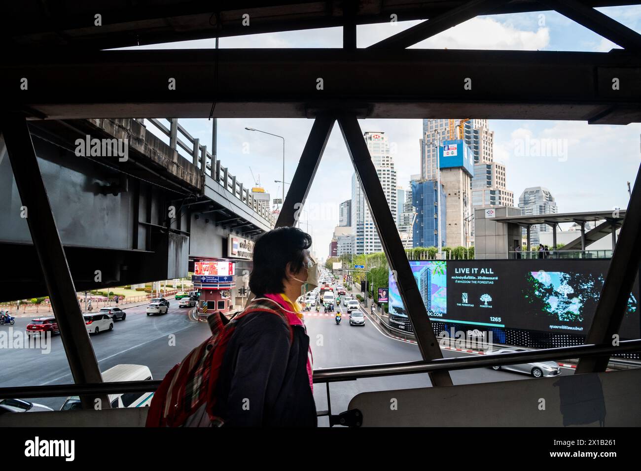 Fußgänger, die einen Spaziergang entlang des Skytrain-Bahnhofs Sala Daeng BTS in der Silom-Gegend von Bangkok, Thailand, Unternehmen. Die Straße darunter ist Rama IV Stockfoto