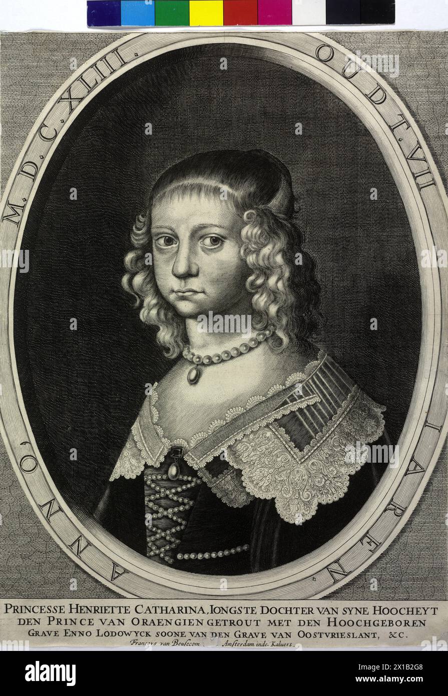 Henriette Katharina, Prinzessin von Orange, Gräfin von Nassau, im Alter von sieben Jahren: Halb lang, halb links, seitlich gelockt, bis hinter straffem Haar, Perlenkette mit Perlenschmuck, in exzessivem Kleid mit reichem Oberteil um die Schultern, Juwel mit Perlenschmuck über der gekreuzten Perlenschnürung im mittleren Teil der Brust, viereckige Einführung ovale Rahmen mit niederländischer Altersangabe, darunter die Charakterisierung dreizeiliger niederländischer Legende, direkt am unteren Titel. Kupferstich (wahrscheinlich gestochen und veröffentlicht) von Frans van Beusekom, Amsterdam, 1643, Stockfoto