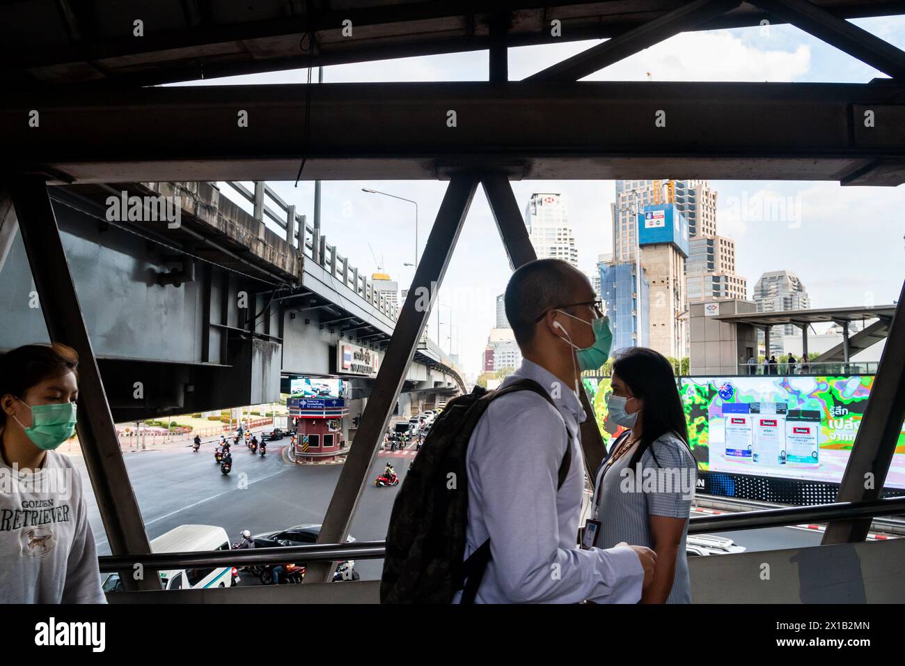 Fußgänger, die einen Spaziergang entlang des Skytrain-Bahnhofs Sala Daeng BTS in der Silom-Gegend von Bangkok, Thailand, Unternehmen. Die Straße darunter ist Rama IV Stockfoto