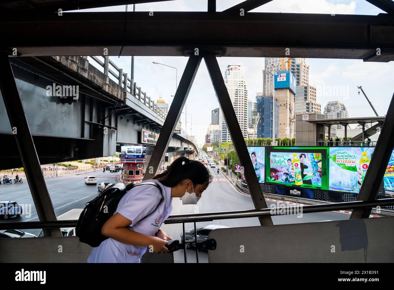 Fußgänger, die einen Spaziergang entlang des Skytrain-Bahnhofs Sala Daeng BTS in der Silom-Gegend von Bangkok, Thailand, Unternehmen. Die Straße darunter ist Rama IV Stockfoto