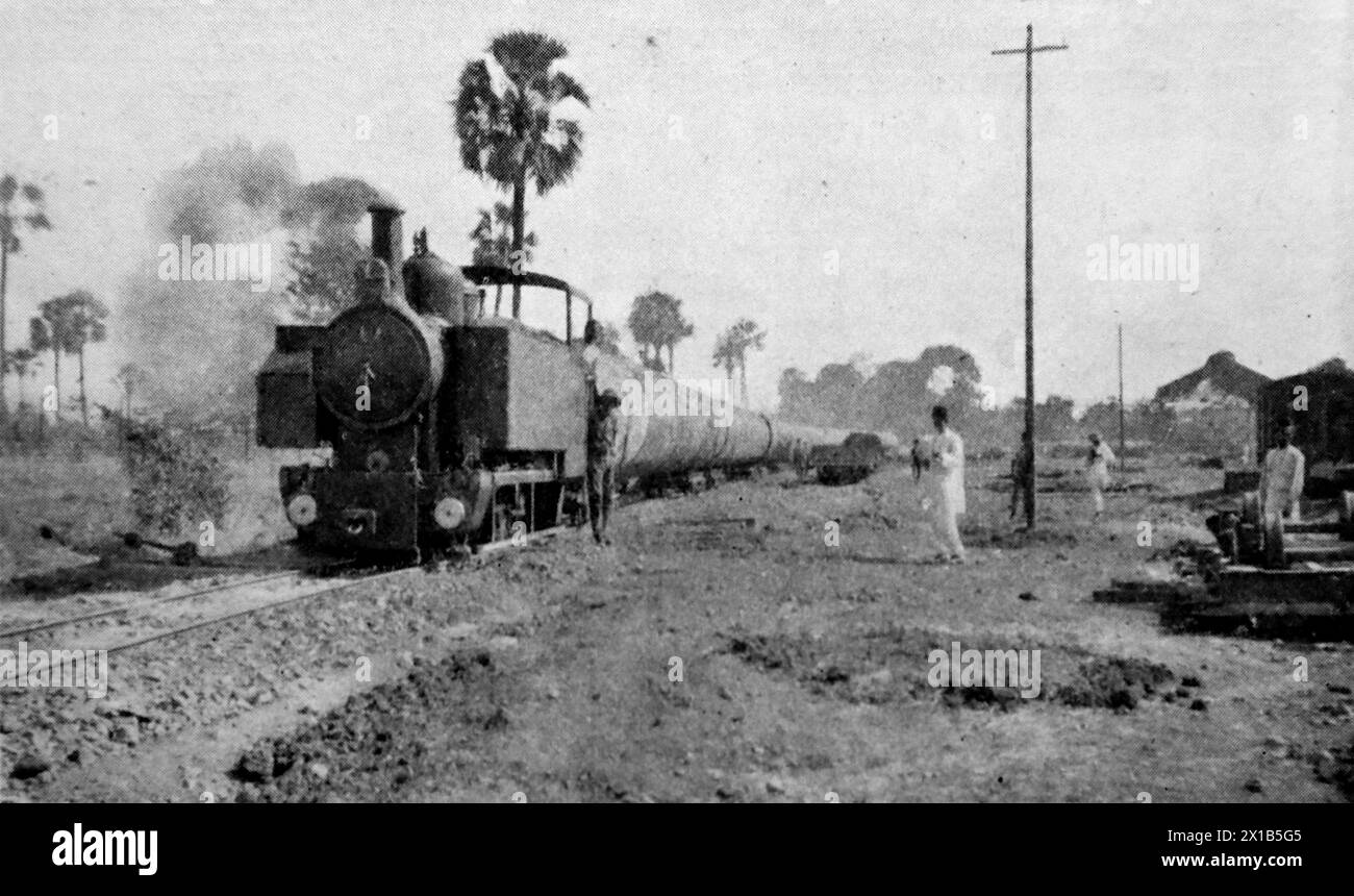 Zug mit 72-Zoll-Rohren für das Bombay-Rohrsystem. Aus einer Originalveröffentlichung vom 15. Mai 1924 gibt dies einen Einblick in den öffentlichen Verkehr und insbesondere die Eisenbahn der 1920er Jahre Stockfoto