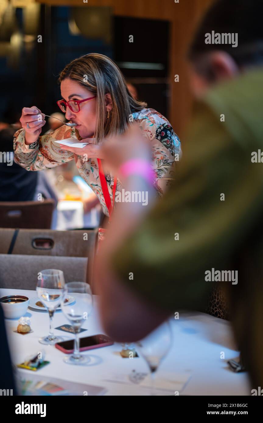 Kaffeeverkostung von David, Spezialist des Projekts „Activando Cafe“ im Alfonso Hotel, Saragoza, Spanien Stockfoto