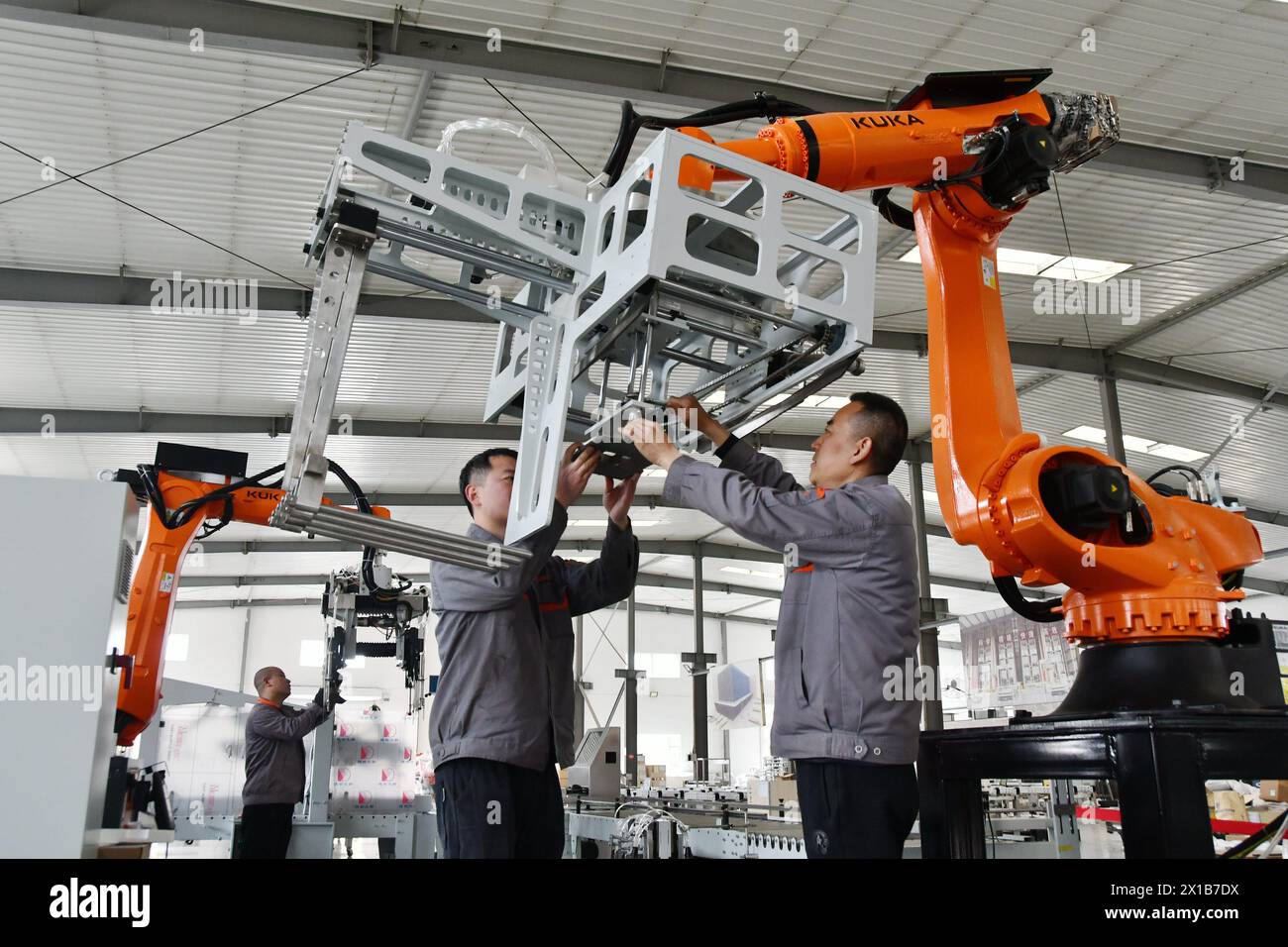 HANDAN, CHINA – 18. März 2024 – Ein Arbeiter installiert einen industriellen Robotergreifer in einer Werkstatt für intelligente Ausrüstung in Handan, Provinz Hebei, China, am 1. März Stockfoto