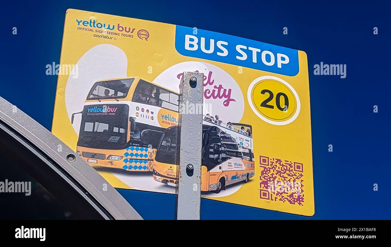 Gelbe Bushaltestelle für Sightseeing-Busse in Funchal, Madeira, Portugal. Stockfoto