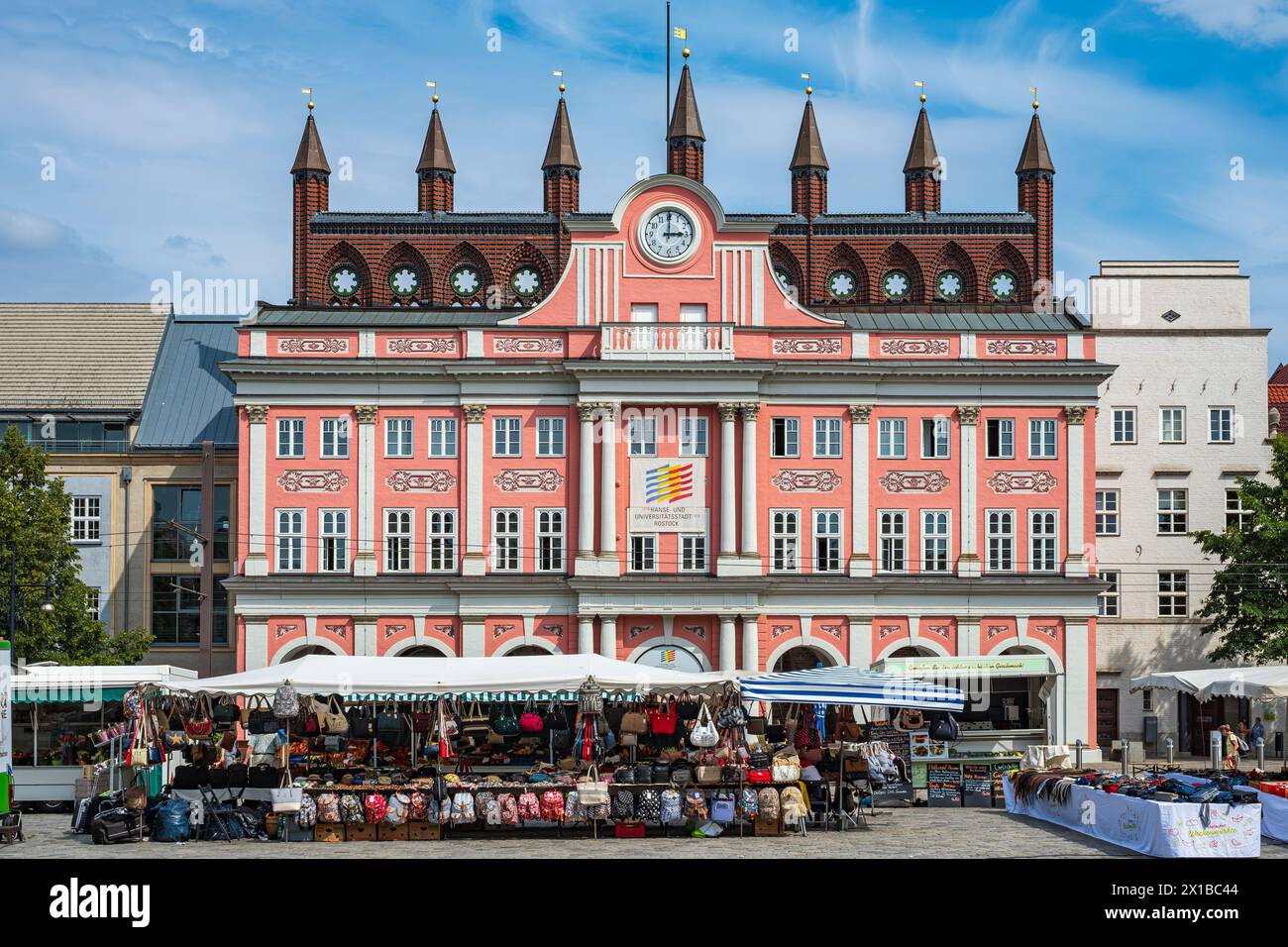 Malerische Marktszene auf dem Neuen Marktplatz vor dem historischen Rathaus in der Altstadt von Rostock, Mecklenburg-Vorpommern. Stockfoto