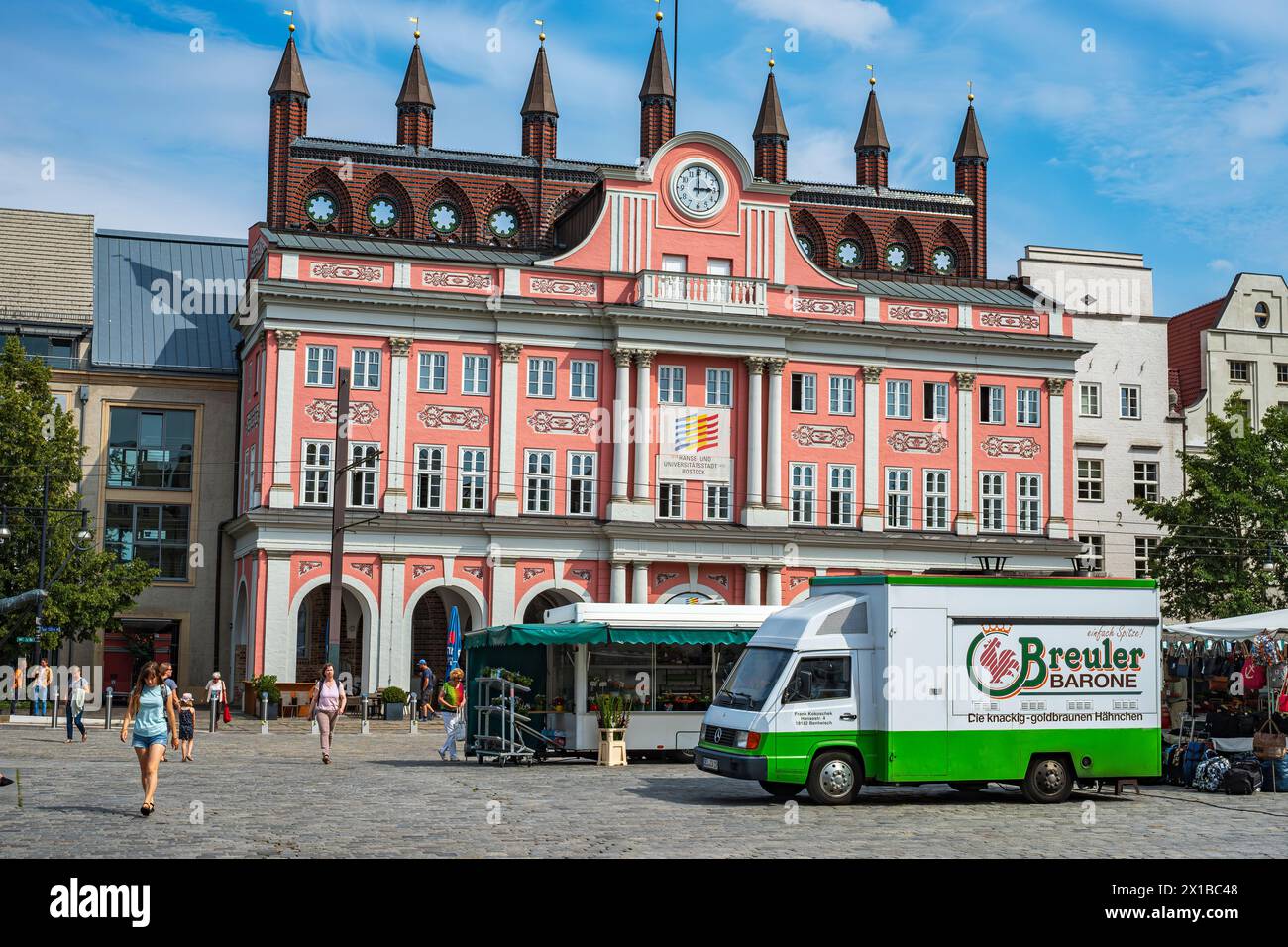 Malerische Marktszene auf dem Neuen Marktplatz vor dem historischen Rathaus in der Altstadt von Rostock, Mecklenburg-Vorpommern. Stockfoto