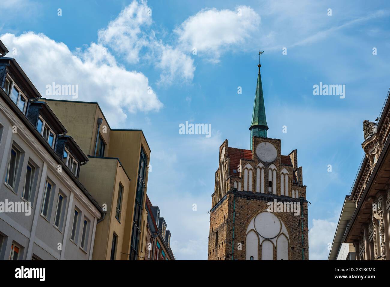 Das Kröpelintor aus der Zeit um 1270 am Ende der Kröpeliner Straße in der historischen Altstadt von Rostock, Mecklenburg-Vorpommern. Stockfoto