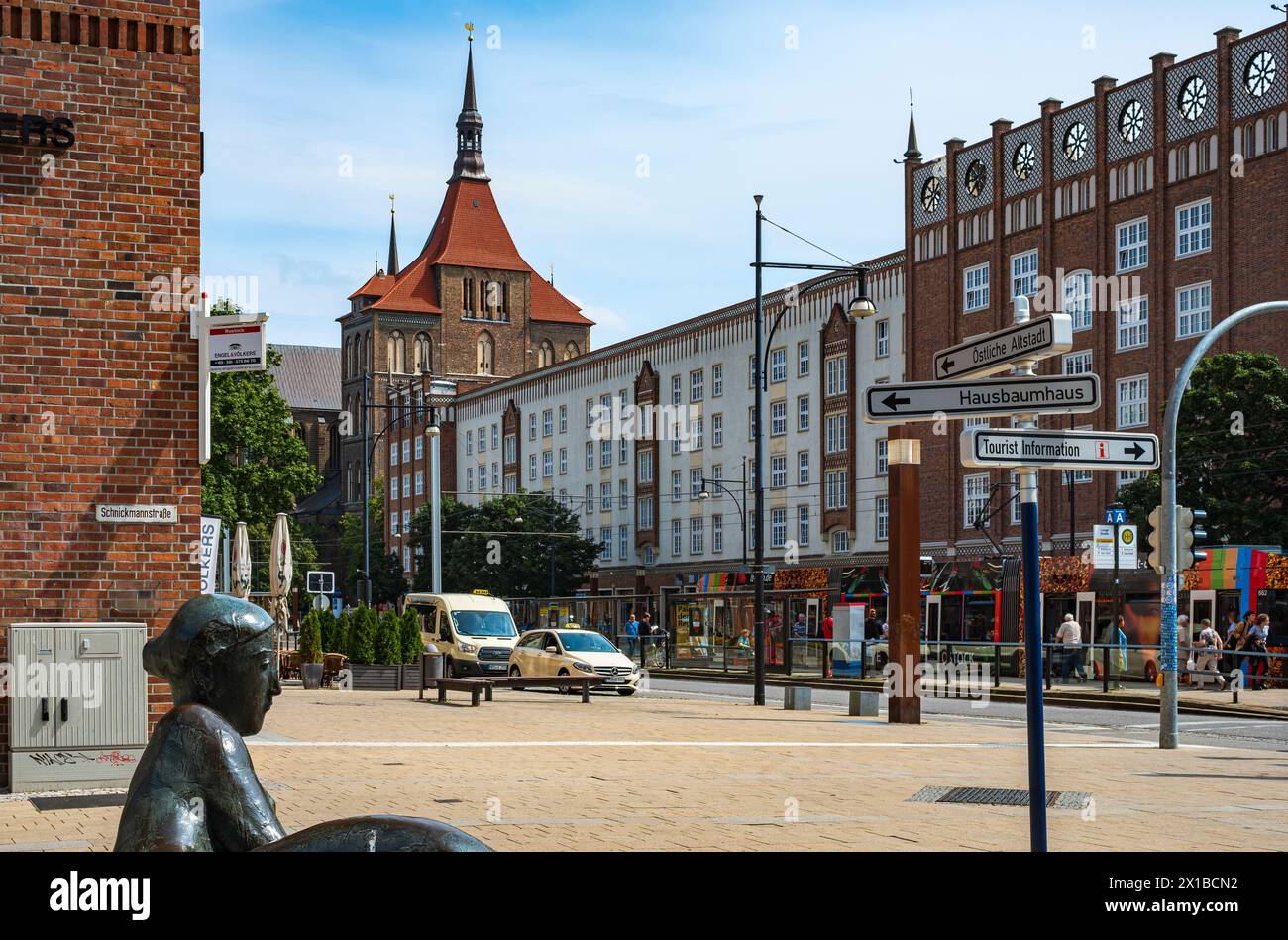 Alltagssituation an der Ecke Schnickmannstraße/lange Straße, Rostock, Mecklenburg-Vorpommern, Deutschland. Stockfoto