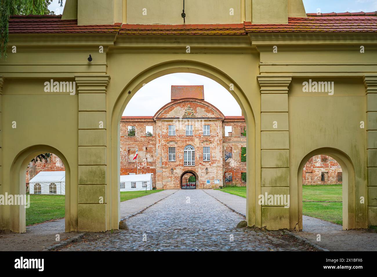 Gelbes Tor, Schloss Dargun und Kloster aus dem späten 17. Jahrhundert in seiner heutigen Form, Mecklenburg-Vorpommern, Deutschland. Stockfoto