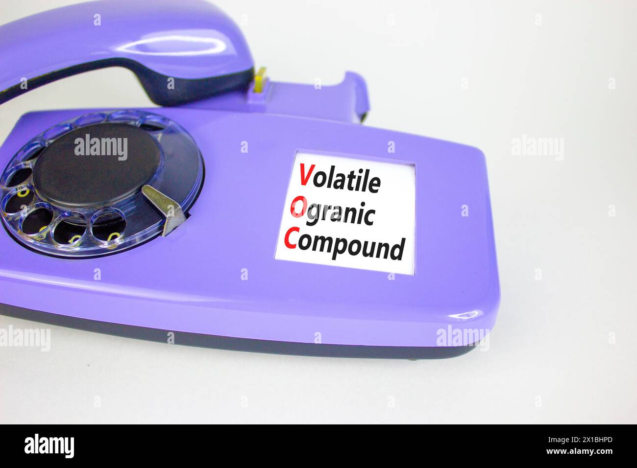 VOC-Symbol für flüchtige organische Verbindungen. Konzeptworte VOC flüchtige organische Verbindung auf schönen alten Diskettentelefonen. Schöner weißer Hintergrund. Geschäftliche VO Stockfoto