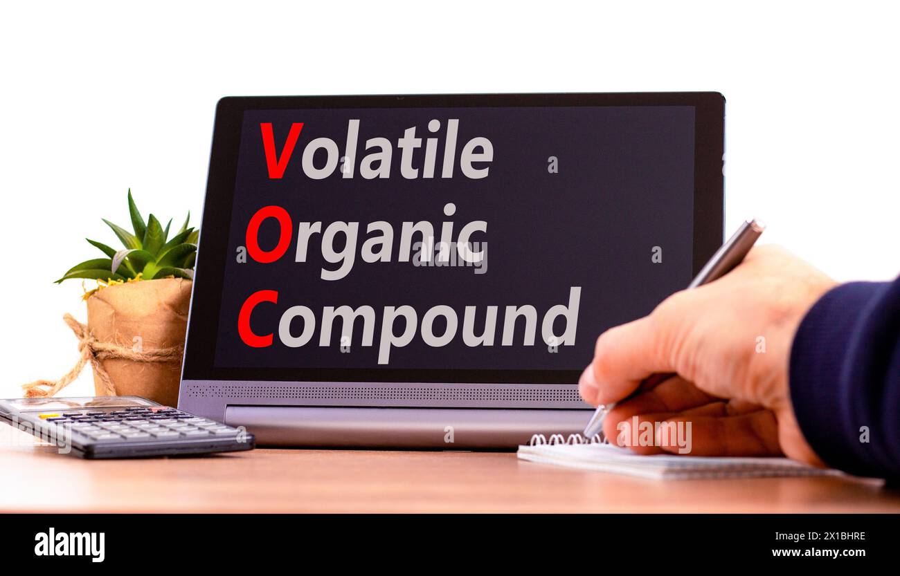 VOC-Symbol für flüchtige organische Verbindungen. Konzeptwörter VOC flüchtige organische Verbindung auf schöner schwarzer Tablette. Schöner weißer Hintergrund. Geschäftliche VOC Stockfoto