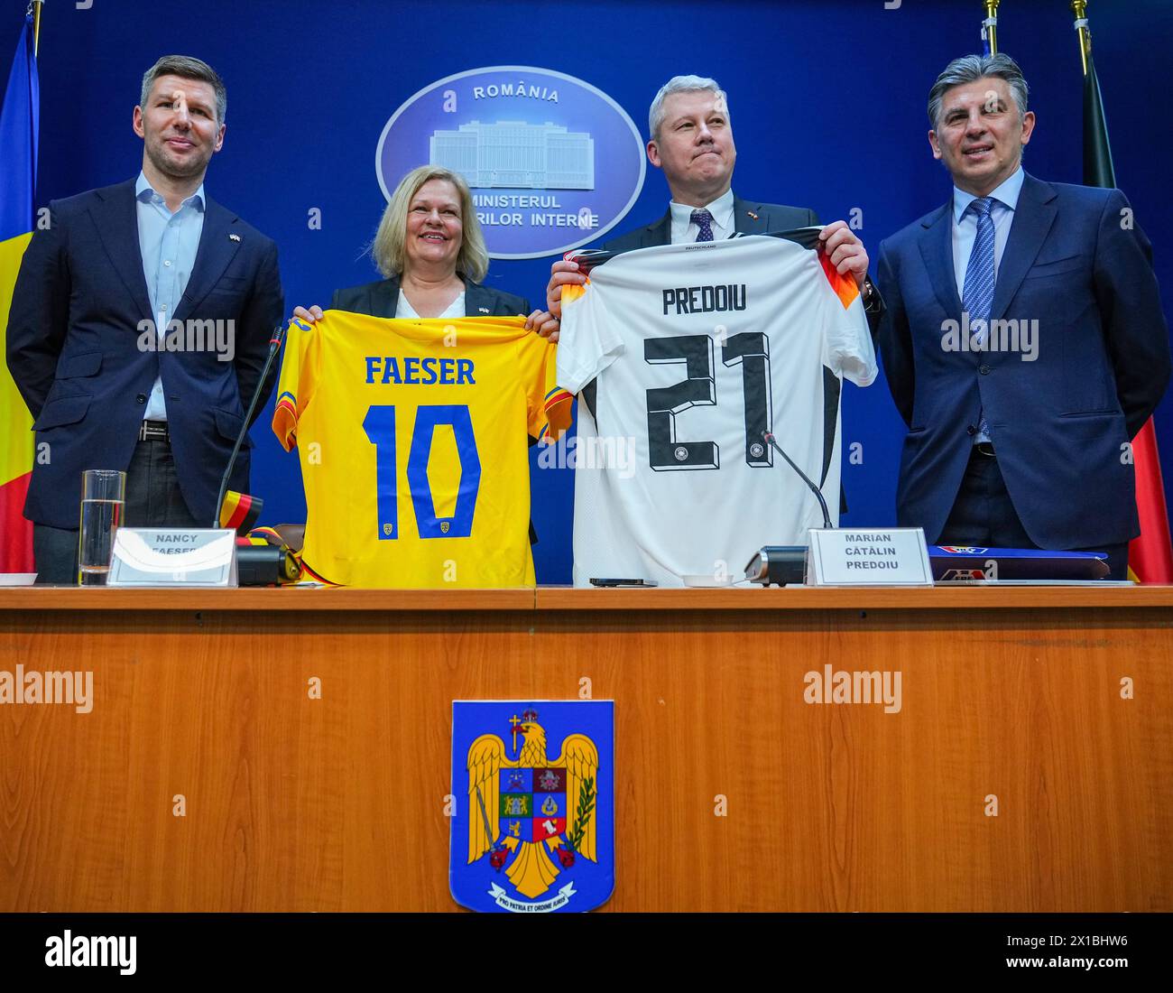 Bukarest, Rumänien. April 2024. Nancy Faeser (2. V. l., SPD), Bundesministerin des Innern und Innern, und Marian Catalin Predoiu (2. von rechts), stellvertretender Premierminister und Innenminister Rumäniens, halten nach einer gemeinsamen Pressekonferenz die T-Shirts ihrer jeweiligen Fußballnationalmannschaften mit den Trikots 21 und 10 in der Hand. Daneben stehen Thomas Hitzlsperger (l), deutscher Botschafter für die UEFA Euro 2024, und Ionut Upescu (r), ehemaliger Profifußballer, der unter anderem für Bayer Leverkusen spielte. Quelle: Soeren Stache/dpa/Alamy Live News Stockfoto