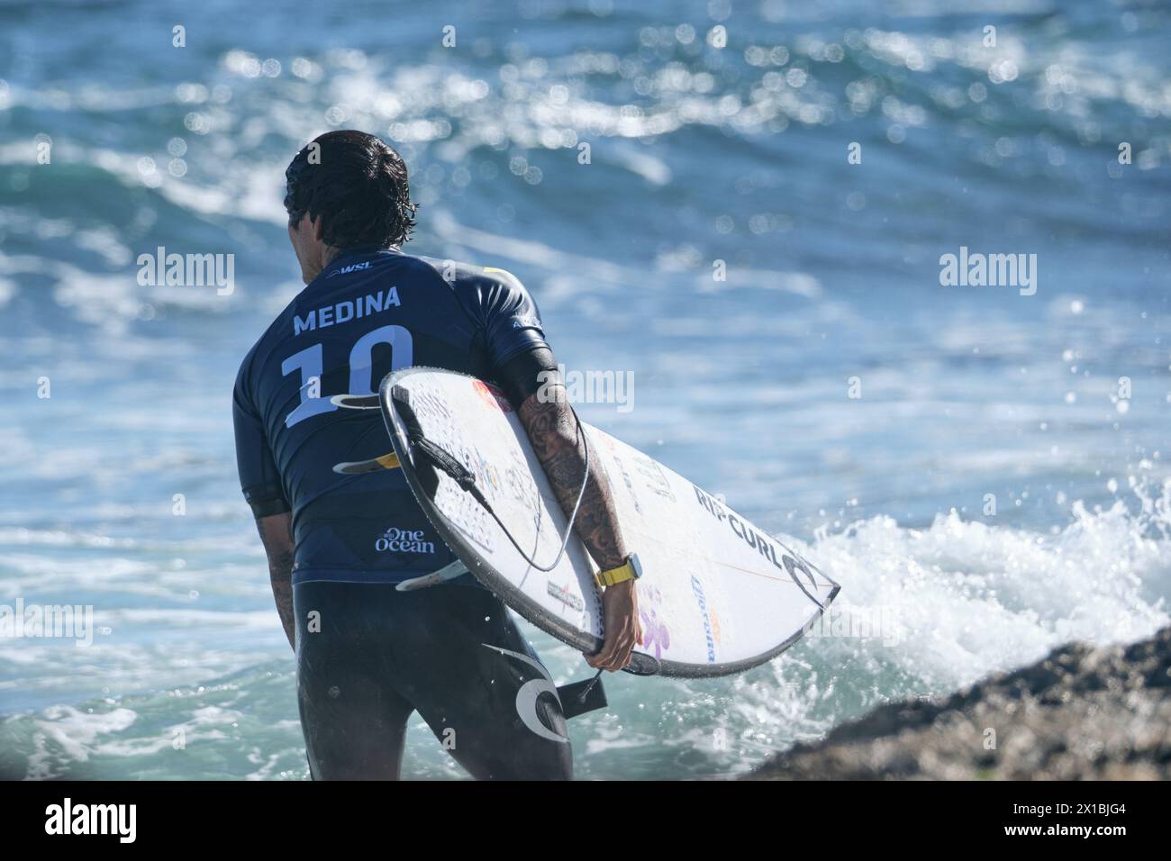Der brasilianische Profi-Surfer Gabriel Medina trug sein Surfbrett, nachdem er 2024 das Wasser beim Margaret River Pro in Western Australia verlassen hatte. Stockfoto