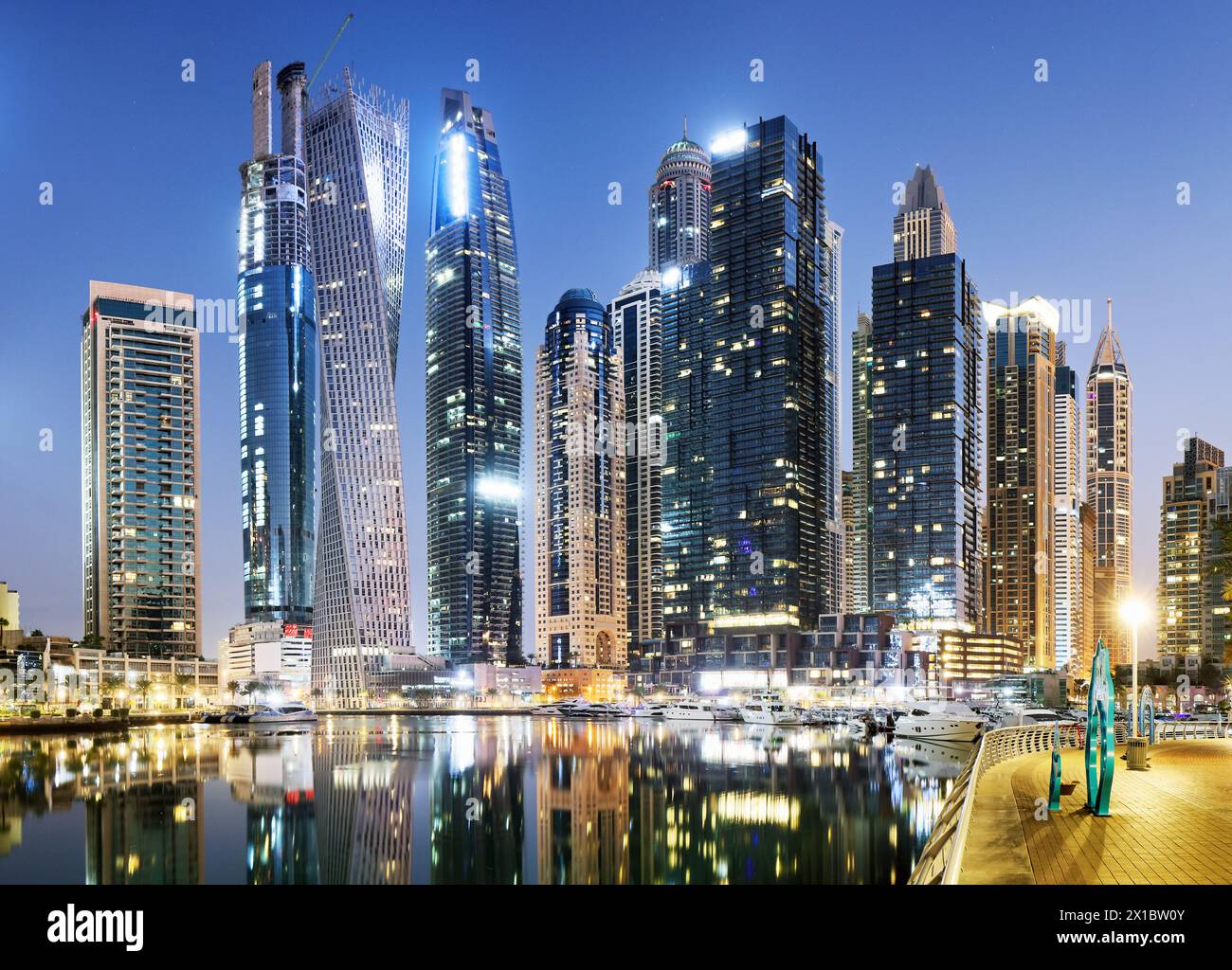 Dubai Canal Marina Skyline Panorama bei Nacht, Vereinigte Arabische Emirate Stockfoto