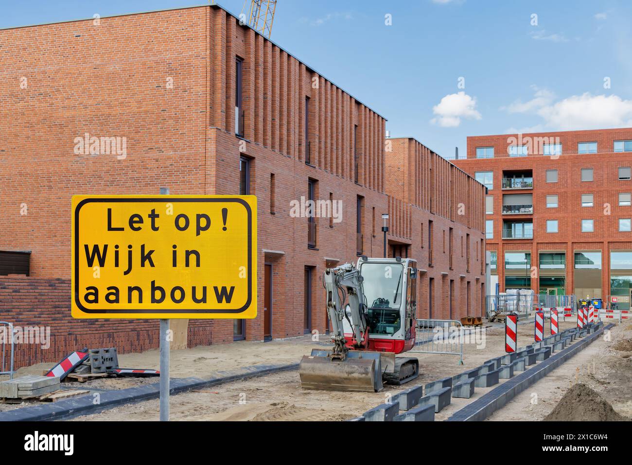 Schild mit dem niederländischen Text für „Achtung - Wohngebiet im Bau“ vor neuen Einfamilienhäusern in Lent Nijmegen, Niederlande Stockfoto