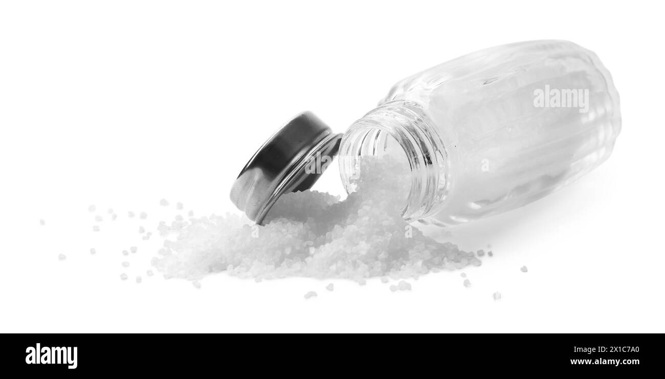 Natürliches Salz im Shaker isoliert auf weiß Stockfoto