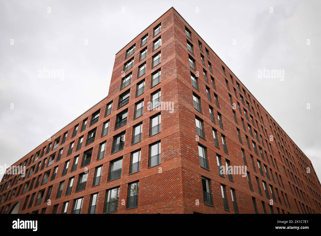 Hamburg, Deutschland. April 2024. Blick auf die Fassade eines Neubaus in einem Wohnkomplex am Stadtpark. Quelle: Christian Charisius/dpa/Alamy Live News Stockfoto