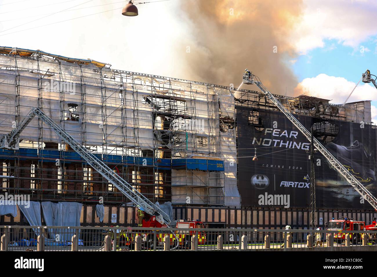 16.04.2024: Kopenhagen, Dänemark: Berühmtes Handelsgebäude in Brand. Feuerwehrleute versuchen, Flammen zu löschen. Berühmtes dänisches Wahrzeichen in Ruinen. Stockfoto