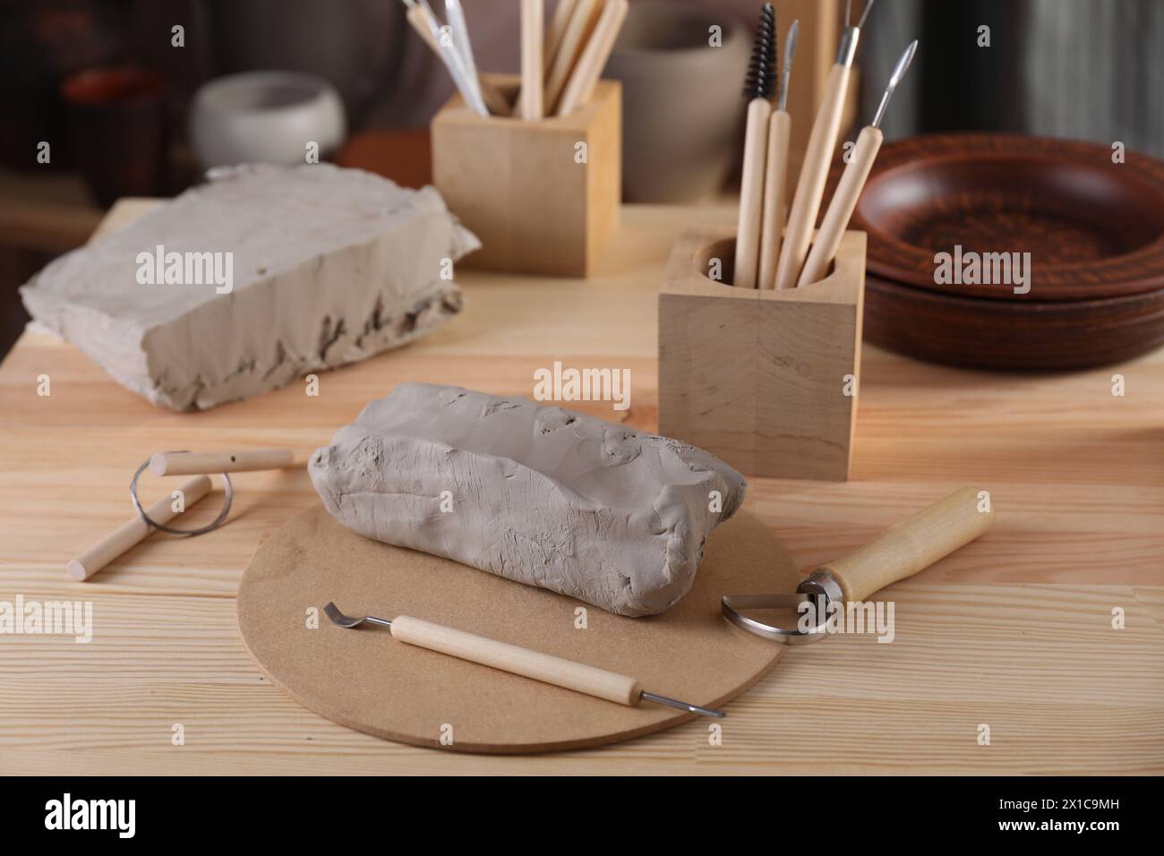 Ton und Satz von Modellierwerkzeugen auf Holztisch in der Werkstatt Stockfoto