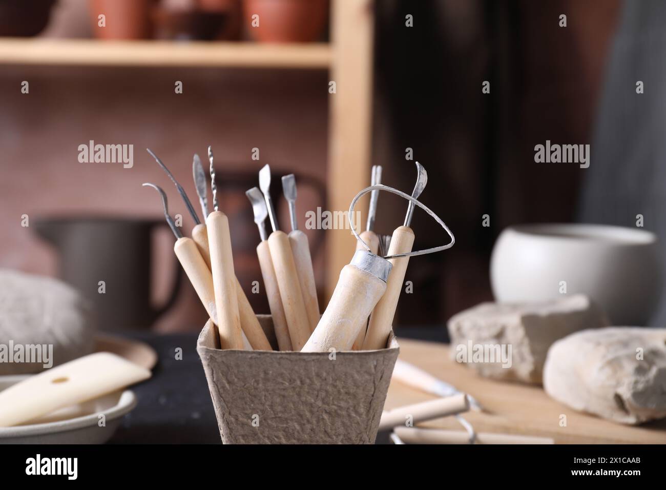 Ton und Satz von Modellierwerkzeugen auf dem Tisch in der Werkstatt, Nahaufnahme Stockfoto