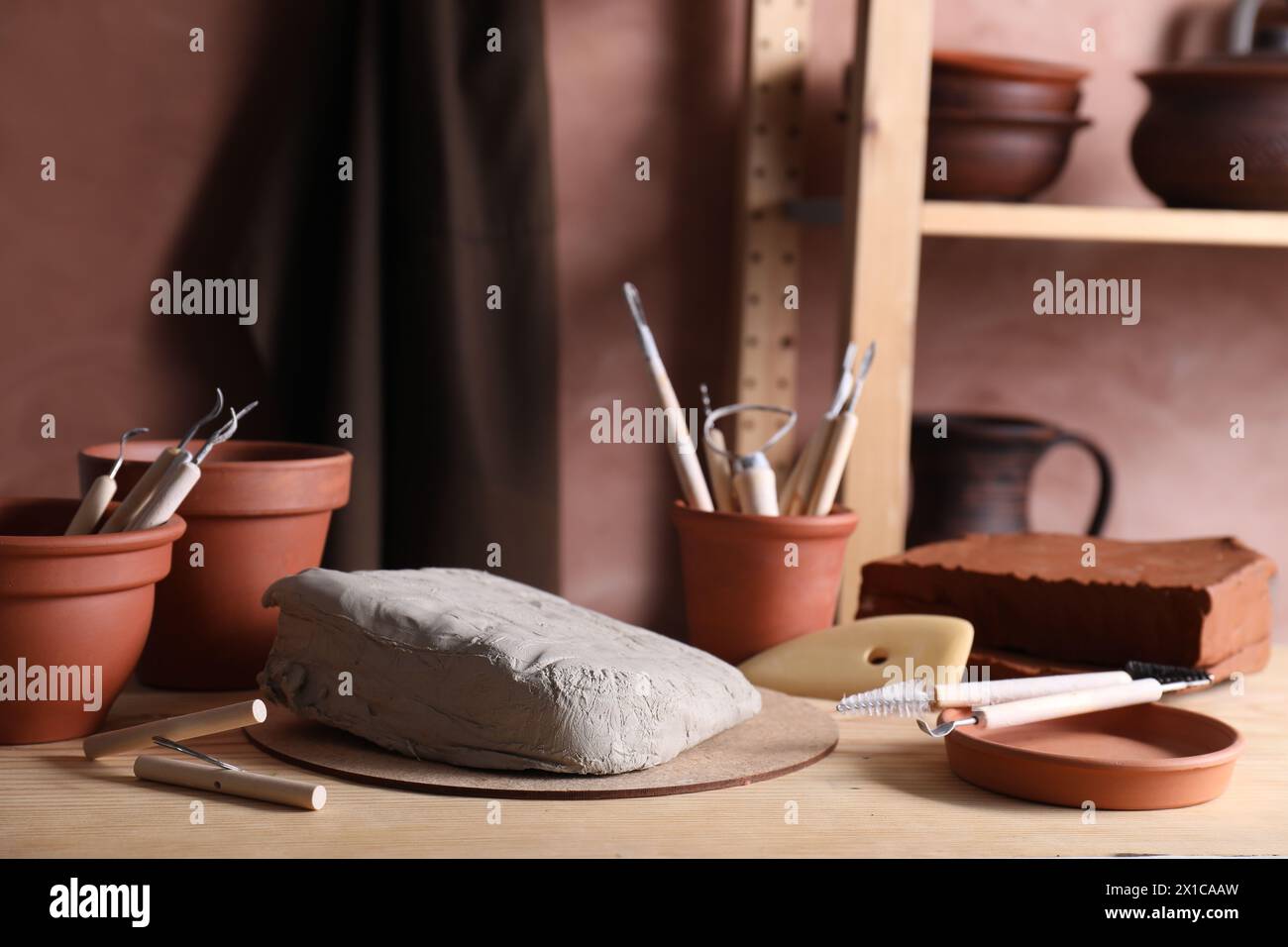 Ton und Satz von Modellierwerkzeugen auf Holztisch in der Werkstatt Stockfoto