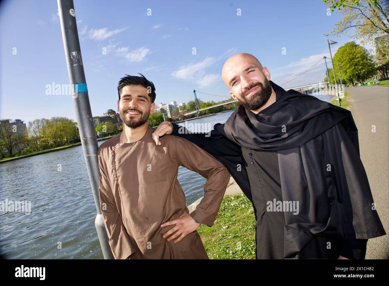 Frankfurt, Deutschland, 10. April 2024. Afghanische Männer tragen traditionelle Kostüme in Frankfurt am Main. Stockfoto
