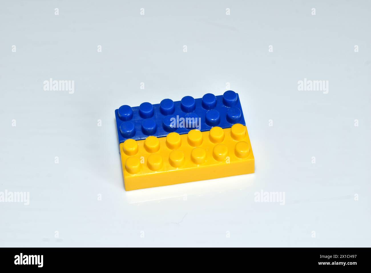 Plastikdetail des Designers in gelben und blauen Farben, die an die Flagge der Ukraine erinnern. Stockfoto