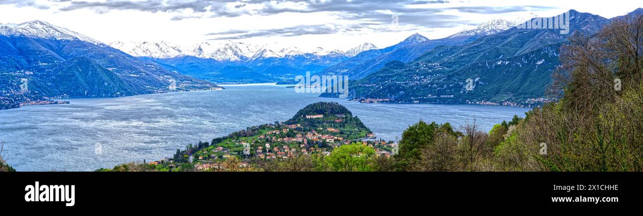 Comer See Dorf Bellagio Panorama Hintergrund schneebedeckte Berge in Italien, Europa Stockfoto