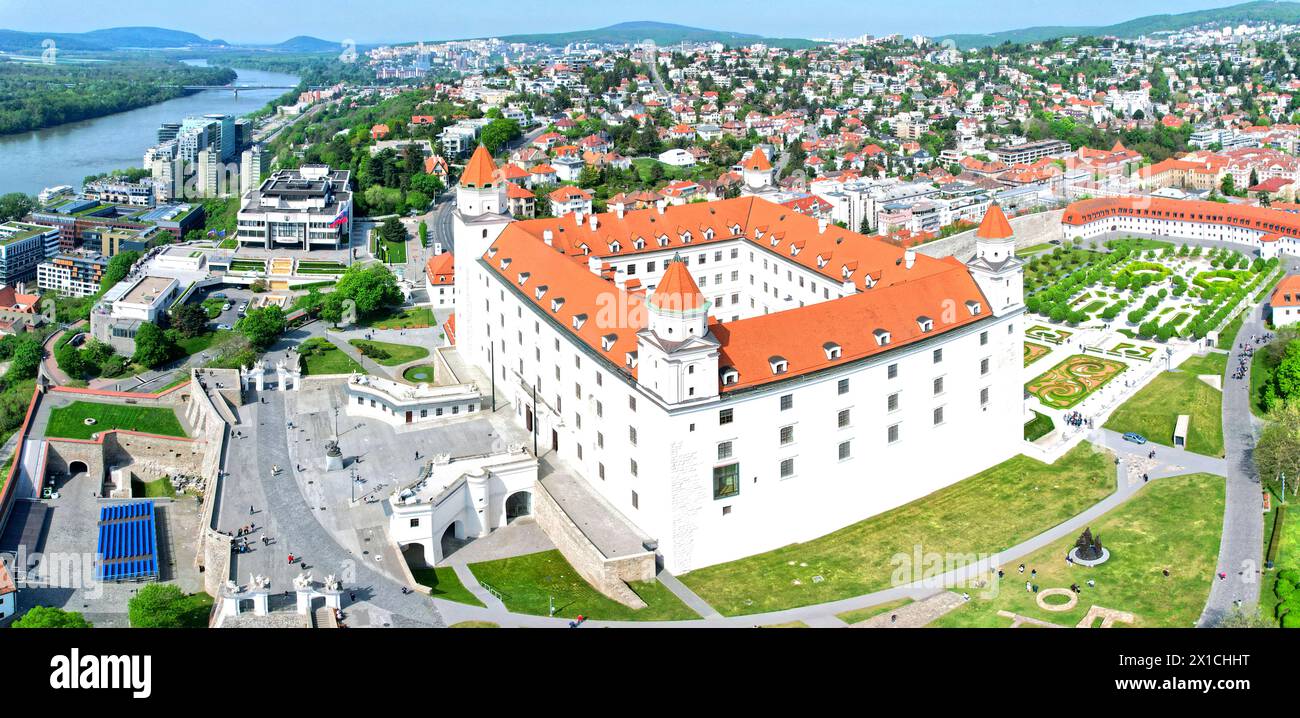 Schloss Bratislava Slowakei bei schönem Wetter, Luftaufnahme in Europa Stockfoto