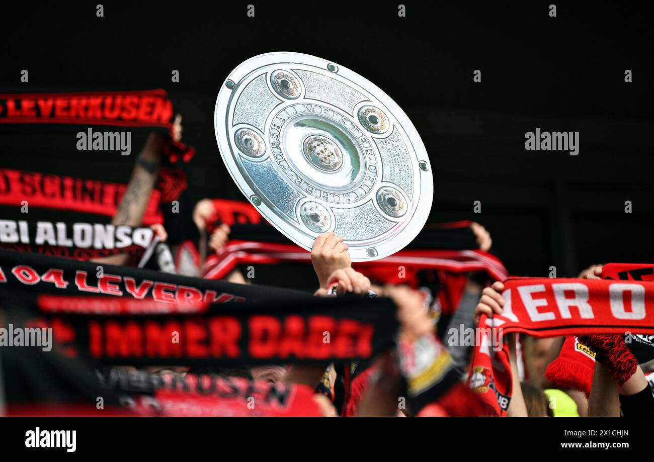 Bundesliga, BayArena Leverkusen; Bayer Leverkusen vs. SV Werder Bremen; Bayer-Fans mit Meisterschafttrophäe Stockfoto