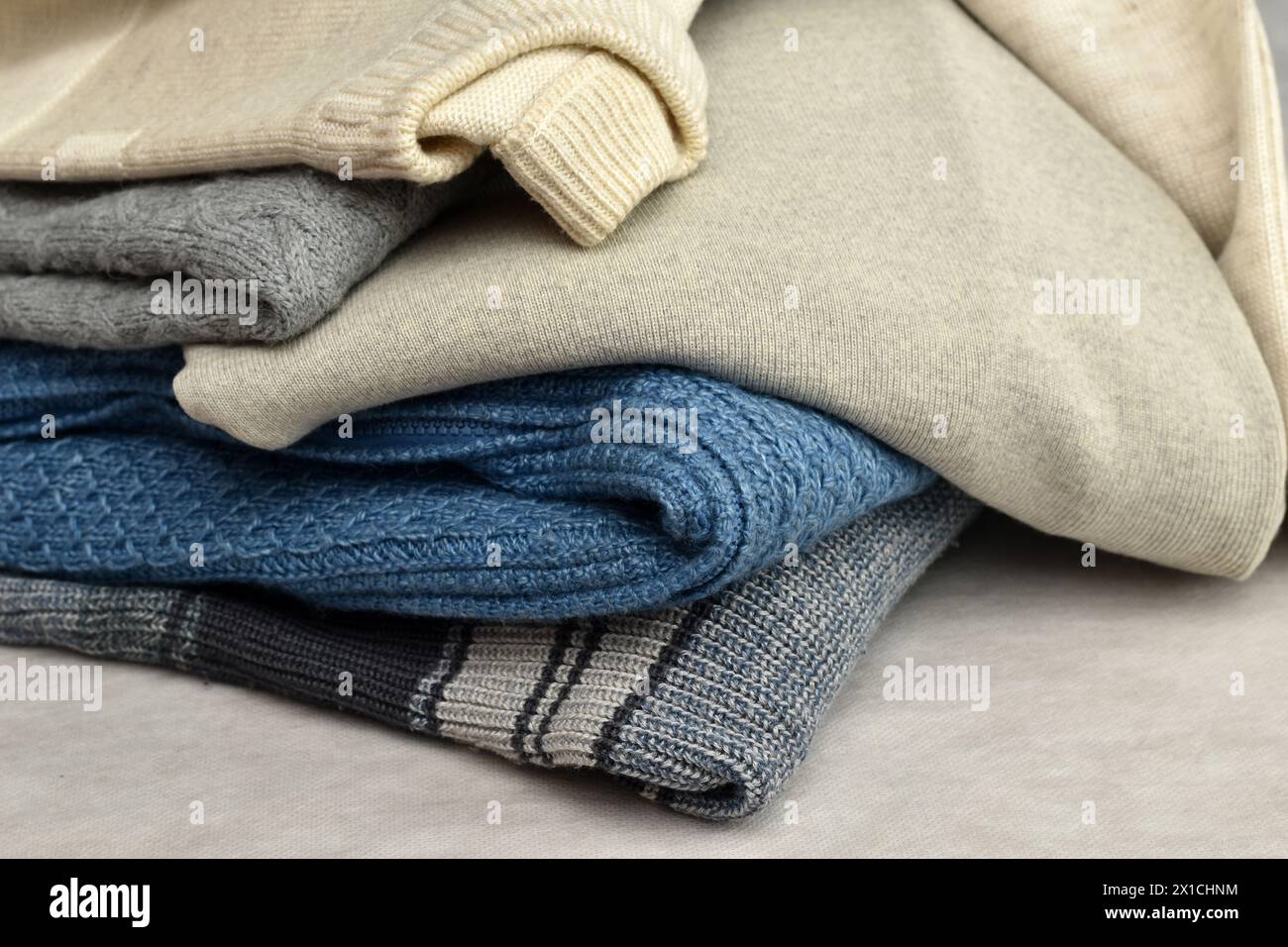 Ein Berg warmer Winterkleidung, ein Pullover, ein Pullover, Nahaufnahme. Stockfoto