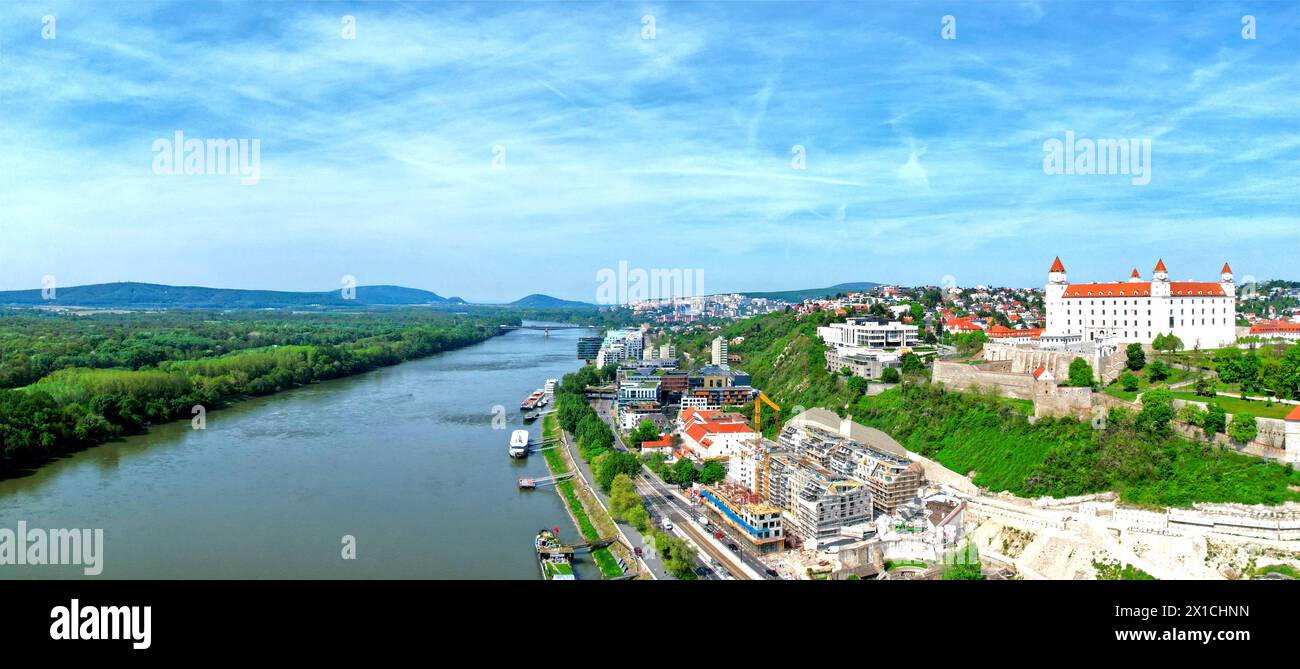 Schloss Bratislava Slowakei bei schönem Wetter, Luftaufnahme in Europa Stockfoto