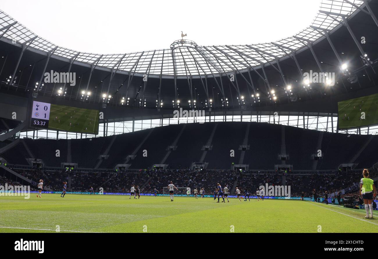 LONDON, ENGLAND – Blick auf das Tottenham-Stadion während des Halbfinalspiels des Adobe Women's FA Cup zwischen Tottenham Hotspur Women und Leicester CIT Stockfoto