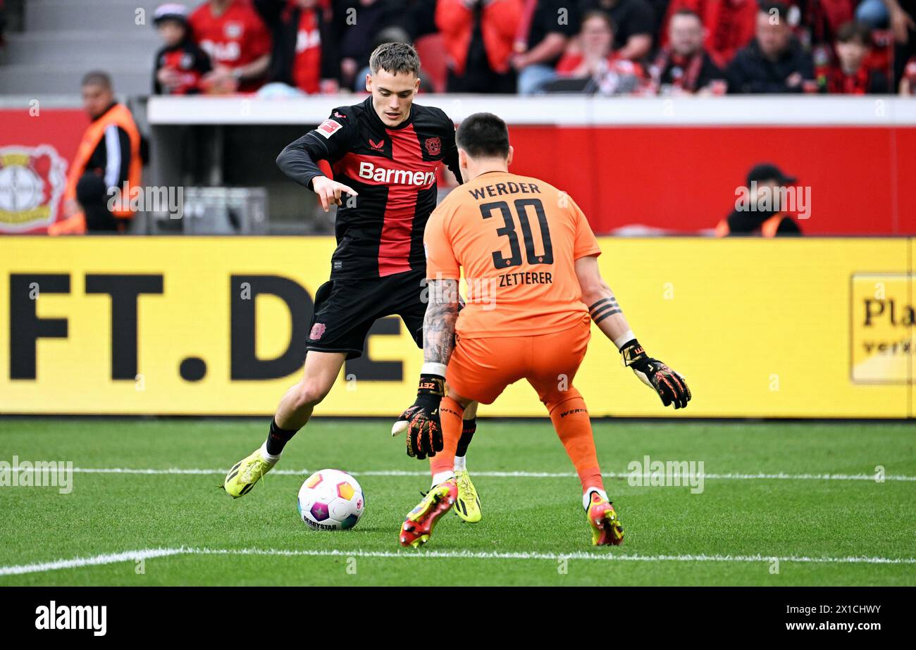 Bundesliga, BayArena Leverkusen; Bayer Leverkusen vs. SV Werder Bremen; Florian Wirtz (LEV), Michael Zetterer (SVW) Stockfoto