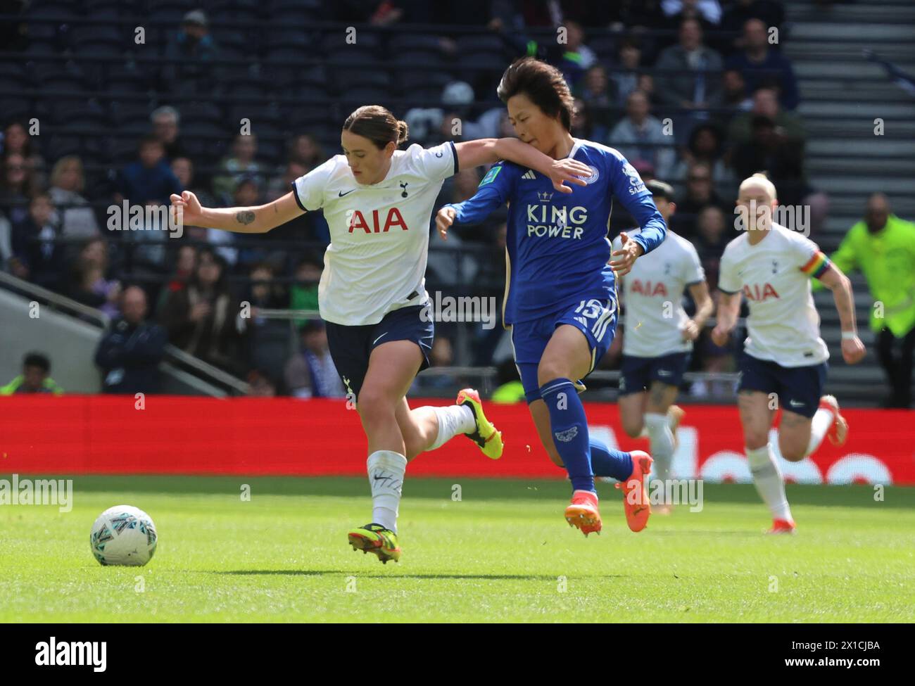 LONDON, ENGLAND – Grace Clinton (Leihgabe von Manchester United) von Tottenham Hotspur Women hält Saori Takarada von Leicester City Women in Aktion Stockfoto