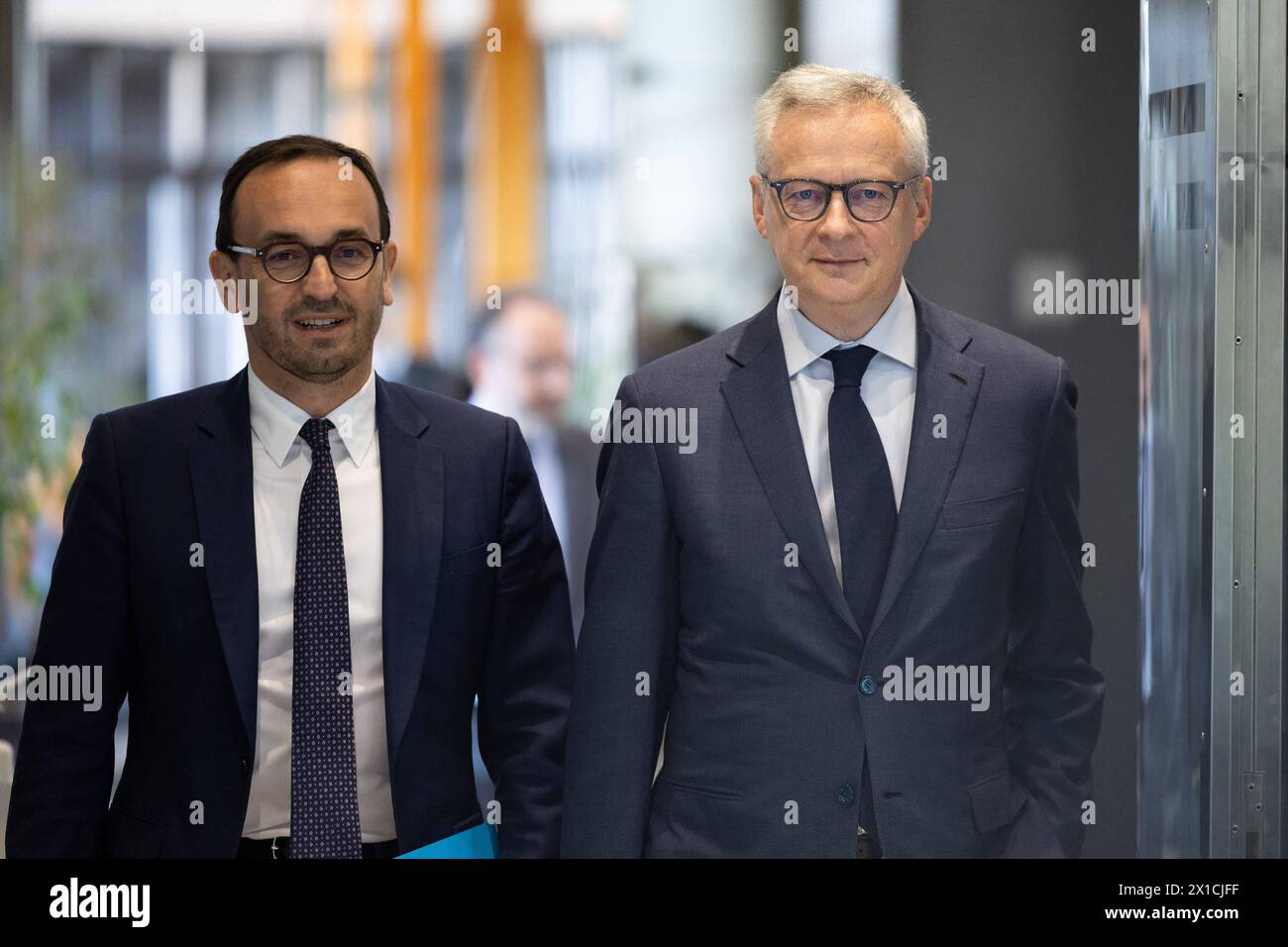 Paris, Frankreich. April 2024. Der französische Minister für öffentliche Finanzen Thomas Cazenave und der französische Finanz- und Wirtschaftsminister Bruno Le Maire während des 100-tägigen Countdowns zu den Olympischen und Paralympischen Spielen 2024 in Paris am 16. April 2024 mit Mitgliedern des französischen Zollteams im wirtschaftsministerium in Paris. Foto: Raphael Lafargue/ABACAPRESS.COM Credit: Abaca Press/Alamy Live News Stockfoto