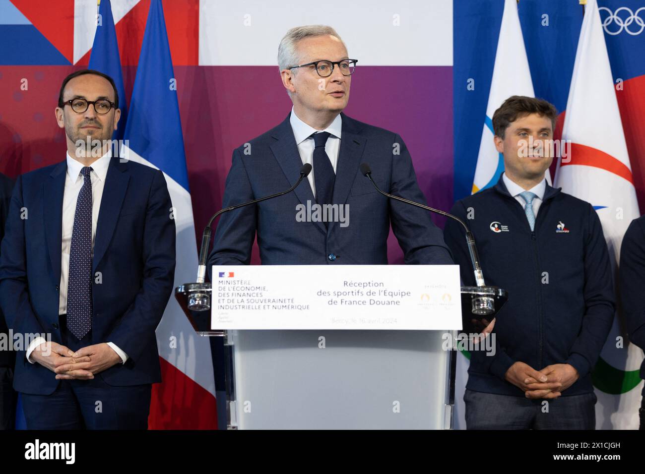 Paris, Frankreich. April 2024. Der französische Finanz- und Wirtschaftsminister Bruno Le Maire, der französische Minister für öffentliche Finanzen Thomas Cazenave, der nationale Direktor für Zollaufklärung und -Ermittlungen Florian Colas startete den 100-tägigen Countdown zu den Olympischen und Paralympischen Spielen 2024 in Paris mit Mitgliedern des französischen Zollteams im wirtschaftsministerium in Paris am 16. April 2024. Foto: Raphael Lafargue/ABACAPRESS.COM Credit: Abaca Press/Alamy Live News Stockfoto