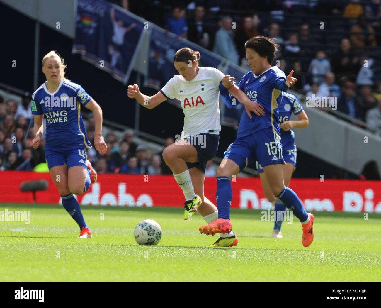 LONDON, ENGLAND – Grace Clinton (Leihgabe von Manchester United) von Tottenham Hotspur Women hält Saori Takarada von Leicester City Women in Aktion Stockfoto