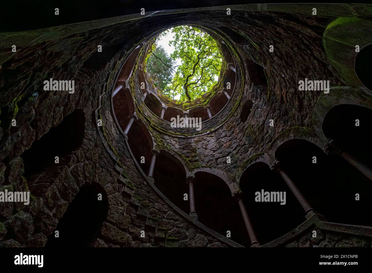 Der Initiationsbrunnen ist eines der interessantesten Objekte in der Quinta da Regaleira. Die absteigende Wendeltreppe des Brunnens führt 27 Meter in die Gros Stockfoto