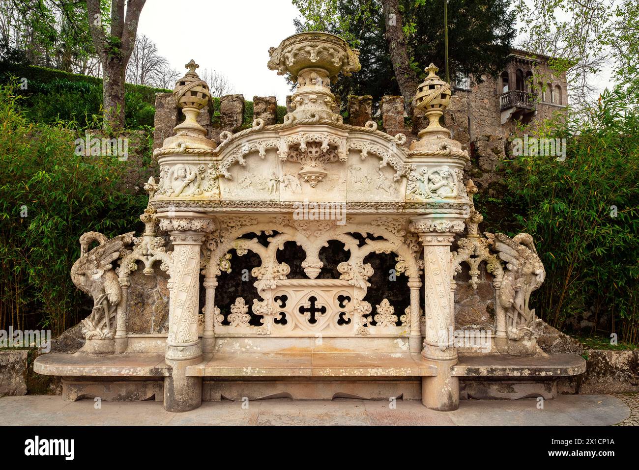 Dekorative Bank zwischen dem Palast und der Kapelle, Quinta da Regaleira Park, Sintra, Portugal Stockfoto