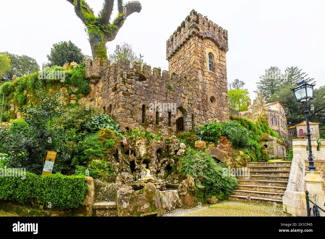 Turm mit Blick auf den bezaubernden Park Quinta da Regaleira, Sintra, Portugal. Stockfoto