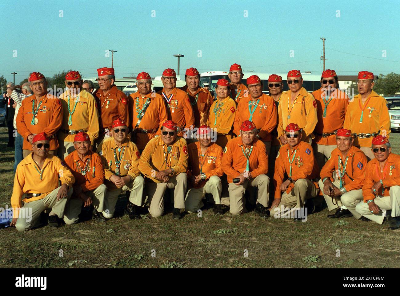 Mitglieder der 3. Und 4. Division Navajo Code-Sprecher-Platoons des Zweiten Weltkriegs posieren in Uniform ihrer Einheit für ein Gruppenfoto während einer Gedenkfeier der Landung auf Iwo Jima. 2/21/1987. Foto vom USMC/Camp Pendleton CA Marine Corps Base Camp Stockfoto