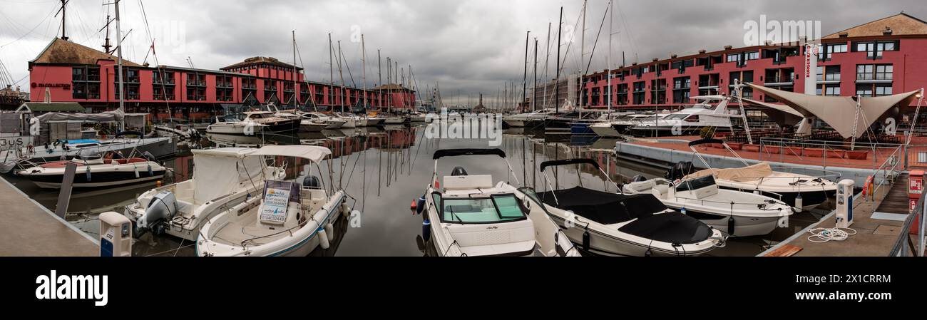 Panoramablick auf den Yachthafen Genua an der Mittelmeerküste Italiens Stockfoto