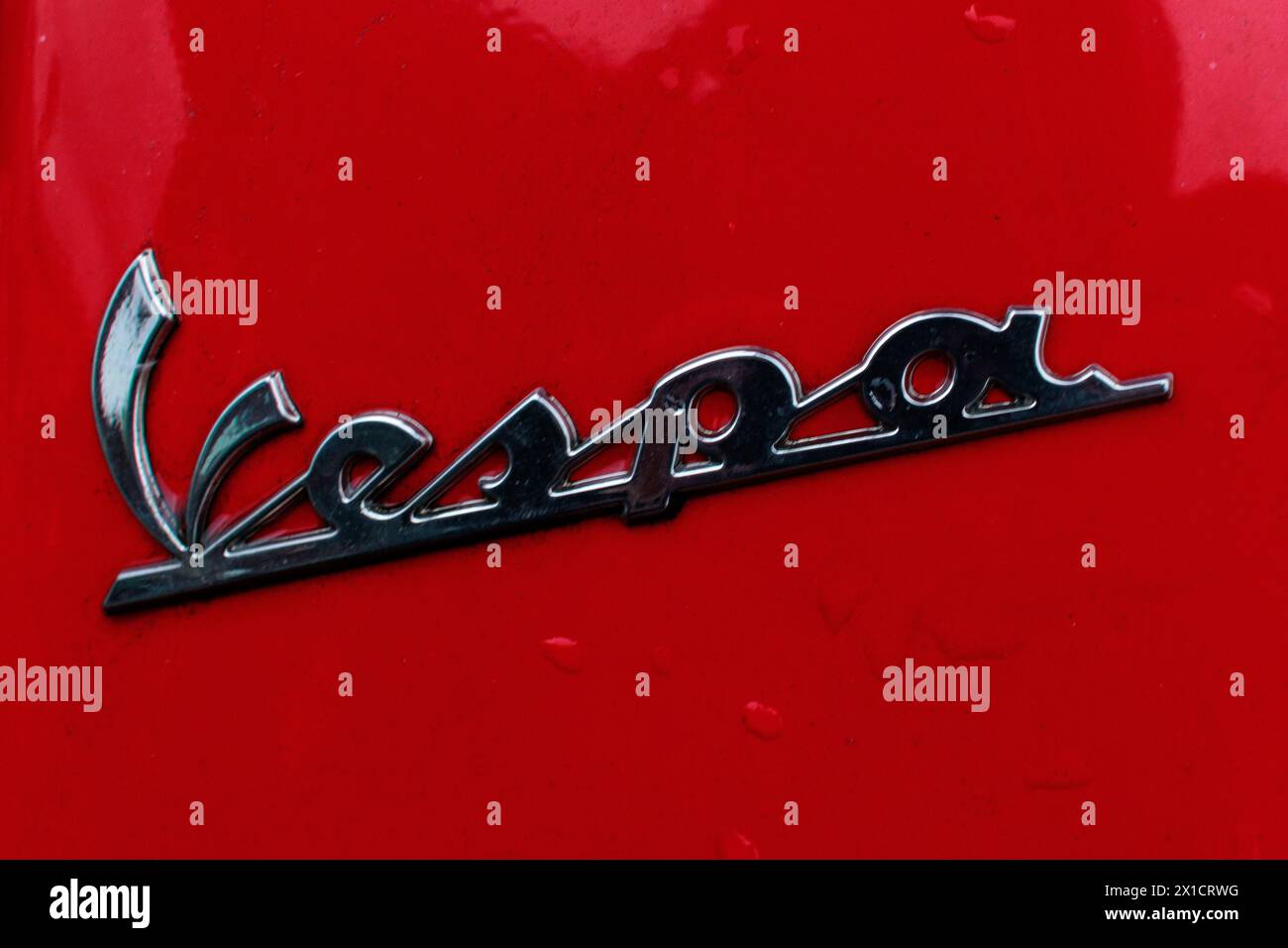 Vespa Rollerabzeichen auf rotem Lack, Genua, Italien Stockfoto