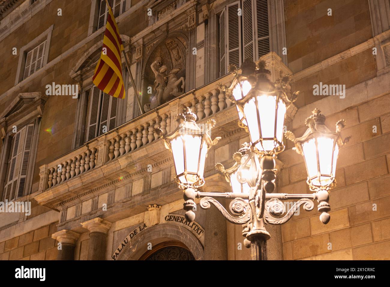 Barcelona, Katalonien, Spanien: Palau de la Generalitat de Catalunya, Balkon und Straßenlaterne, Placa de Sant Jaume, Nachtszene Stockfoto