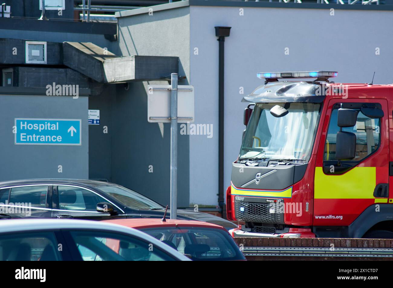 Belfast, Vereinigtes Königreich 16 04 2024 Nordirland Feuerwehr reagiert auf einen Anruf im Belfast City Hospital. Auf einem Dach brach ein Brand aus und wurde vor der Ankunft gelöscht Belfast Northern Ireland Credit: HeadlineX/Alamy Live News Stockfoto