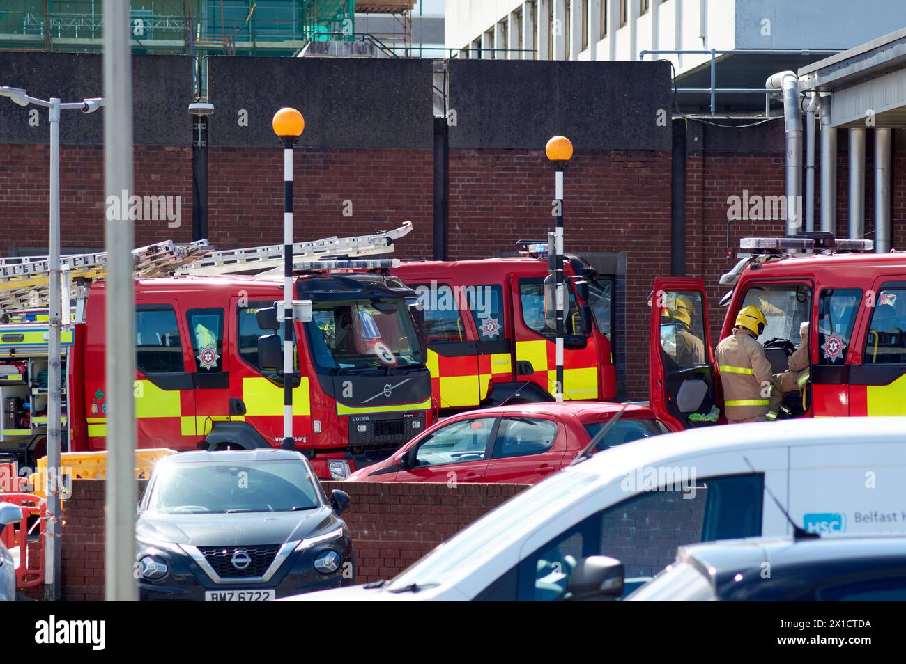 Belfast, Vereinigtes Königreich 16 04 2024 Nordirland Feuerwehr reagiert auf einen Anruf im Belfast City Hospital. Auf einem Dach brach ein Brand aus und wurde vor der Ankunft gelöscht Belfast Northern Ireland Credit: HeadlineX/Alamy Live News Stockfoto